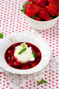 Berry tatlı çilek ve dondurma ile