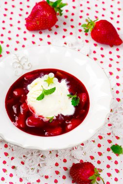 Berry tatlı çilek ve dondurma ile