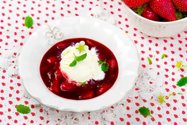 Dessert alle bacche con fragole e gelato — Foto Stock