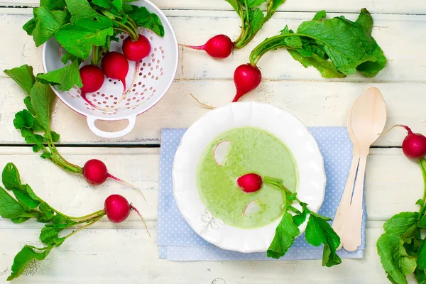 Une soupe de crème de radis de jardin sur — Photo