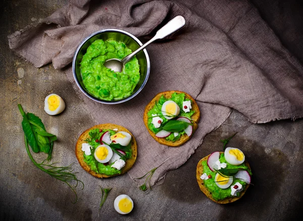 Canapé con pasta de guisantes verdes y huevos — Foto de Stock