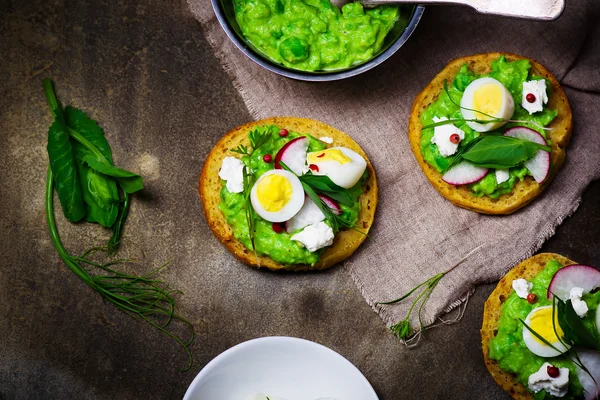 Canapé met groene erwten plakken en eieren — Stockfoto