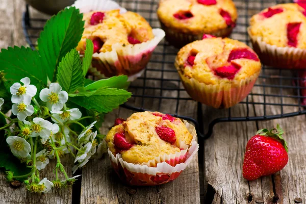 Muffin con crusca e fragola — Foto Stock