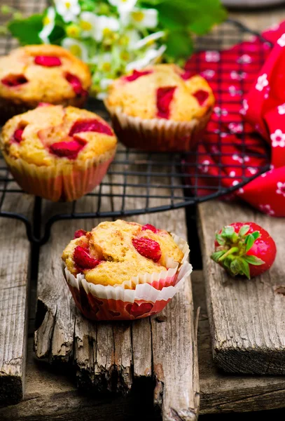 Muffins med kli och jordgubbe — Stockfoto