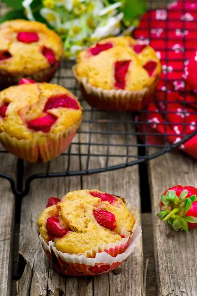 Muffins mit Kleie und Erdbeere — Stockfoto