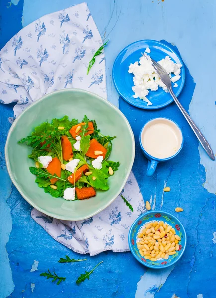 Salat mit Kürbis, Rucola und Feta. — Stockfoto