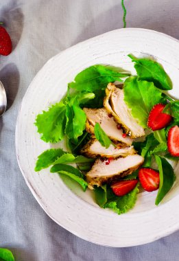 yeşil salata tavuk ve çilek ile