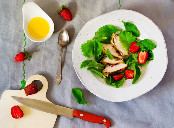 Salada verde com frango e morango — Fotografia de Stock