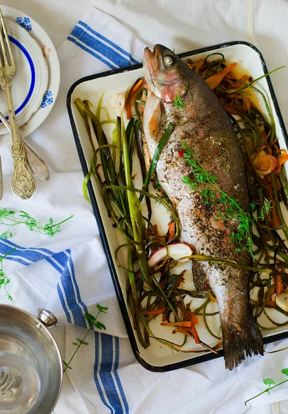 A truta assada com verduras — Fotografia de Stock