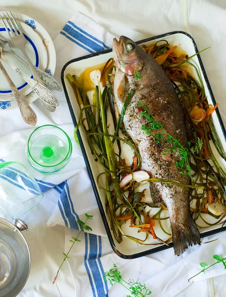 A truta assada com verduras — Fotografia de Stock