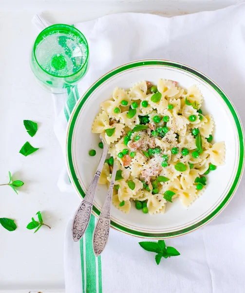 Pasta con piselli verdi e salsa cremosa — Foto Stock