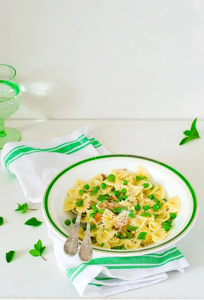 Pasta with green peas and creamy sauce — Stock Photo, Image