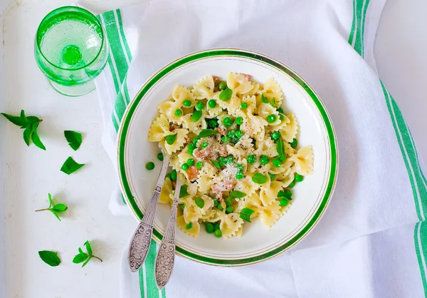 Pasta with green peas and creamy sauce — Stock Photo, Image