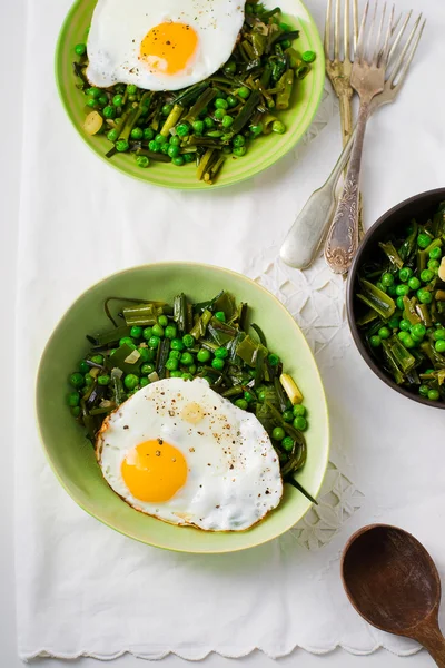 Guisantes verdes guisados con huevos fritos —  Fotos de Stock