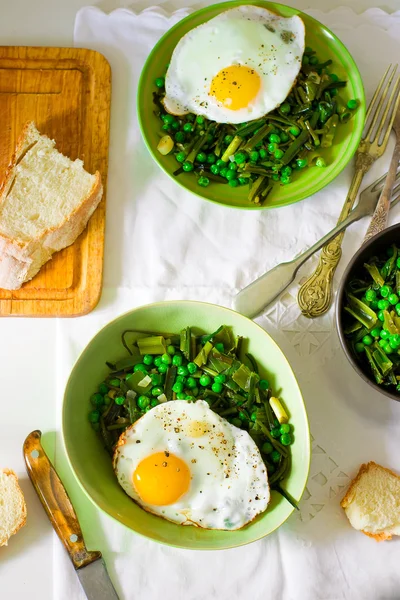 Stuvade gröna ärtor med stekt ägg — Stockfoto