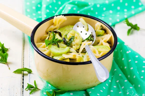 Pasta con zucchine e menta — Foto Stock