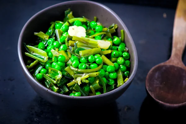 Pois verts cuits aux oeufs frits Photo De Stock