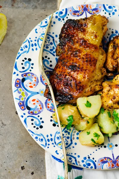 Parrilla de pollo con ensalada de patata . — Foto de Stock