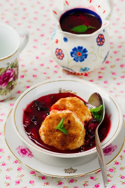 Griesmeel pannenkoeken met berry kissel. — Stockfoto