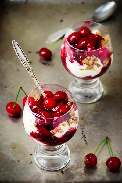 Dessert con ciliegia — Foto Stock