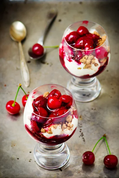 Postre con cereza — Foto de Stock