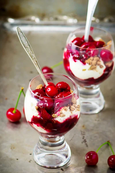 Postre con cereza — Foto de Stock