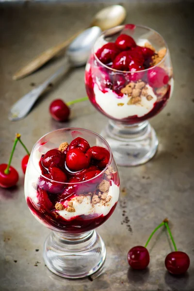 Dessert con ciliegia — Foto Stock