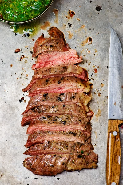 Filete de flanco con salsa chimichurri . — Foto de Stock