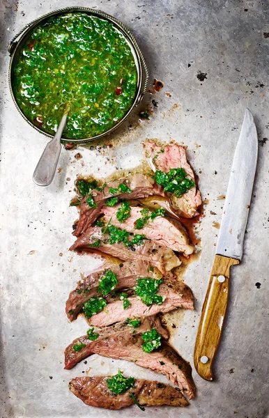 Filete de flanco con salsa chimichurri . — Foto de Stock