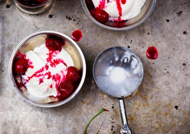 Vişne soslu dondurma