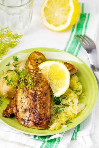 Fried mackerel with braised cabbage — Stockfoto