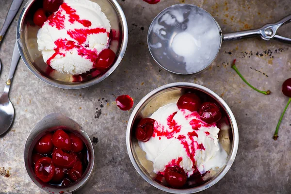Ice cream with cherry sauce — Stock Photo, Image