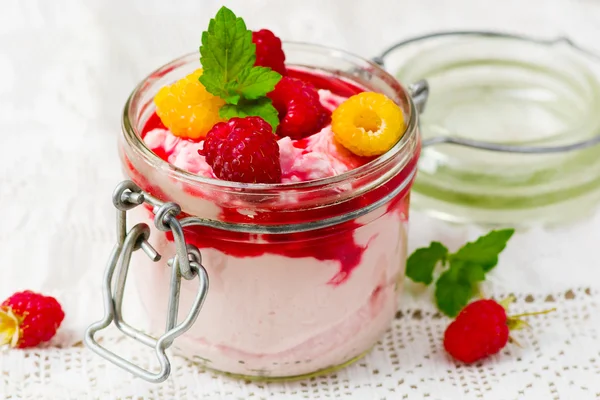 Postre con requesón y frambuesa . — Foto de Stock