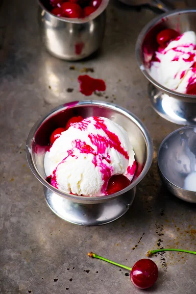 Мороженое с вишневым соусом — стоковое фото