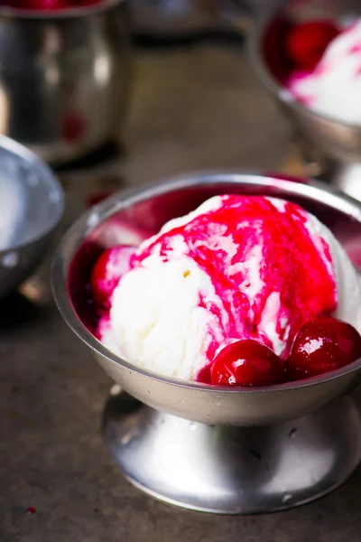 Ice cream with cherry sauce — Stock Photo, Image