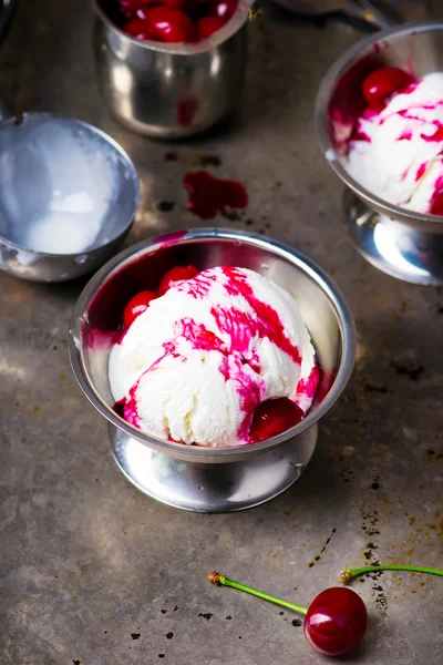 Ice cream with cherry sauce — Stock Photo, Image