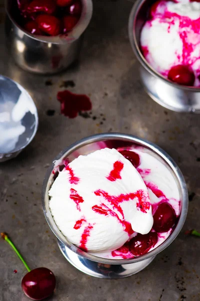 Ice cream with cherry sauce — Stock Photo, Image
