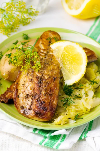 Fried mackerel with braised cabbage — Stockfoto