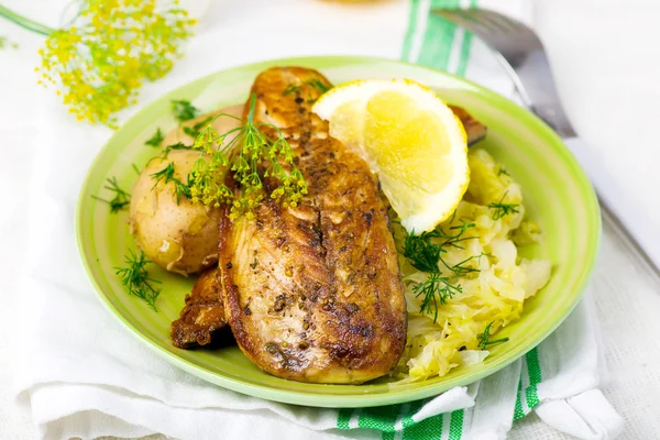 Fried mackerel with braised cabbage — Stockfoto