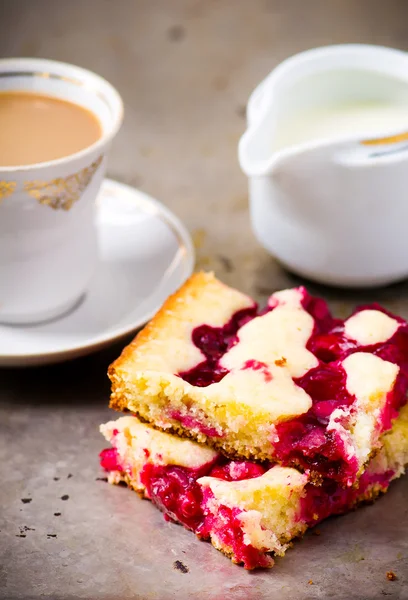 Rodajas de pastel con cereza — Foto de Stock