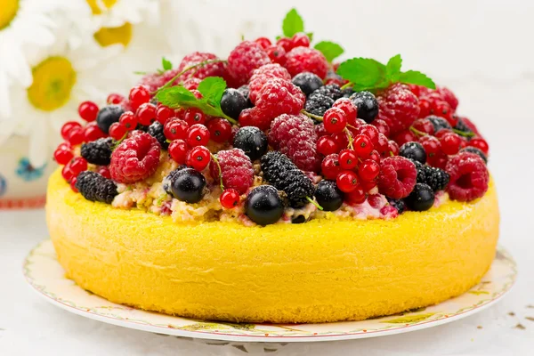 Torta con bacche fresche estive — Foto Stock