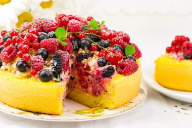 taze yaz meyveleri ile pasta