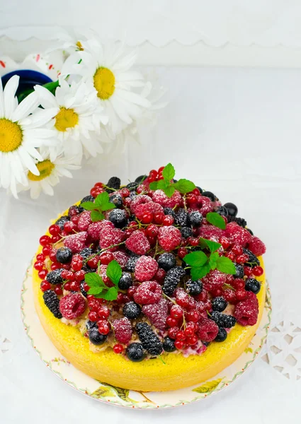 Tårta med färska sommarbär — Stockfoto