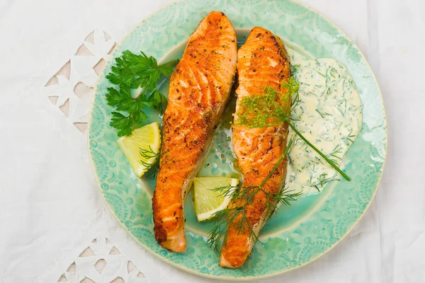 Filé frito de um salmão com molho — Fotografia de Stock