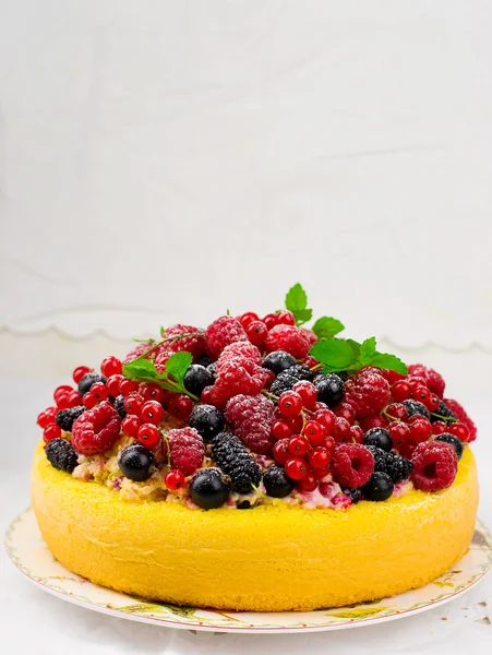 Торт со свежими летними ягодами — стоковое фото