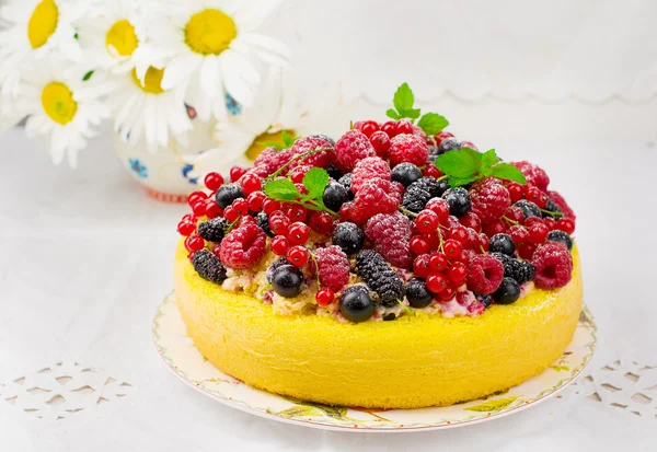 Cake  with fresh summer  berries — Stock Photo, Image
