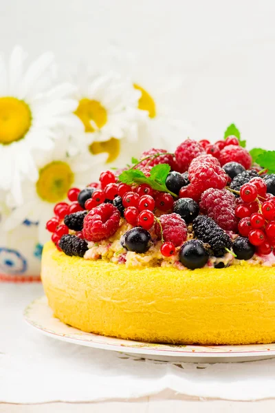Tårta med färska sommarbär — Stockfoto