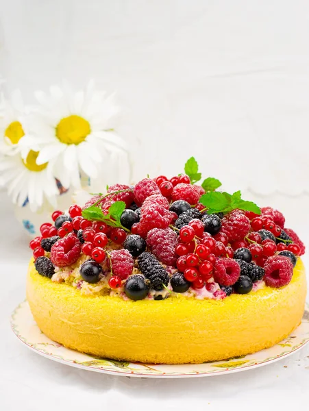 Cake met frisse zomer bessen — Stockfoto