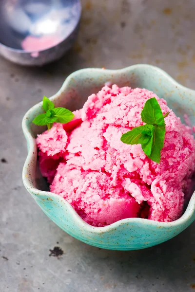 Le yaourt aux fraises congelé — Photo