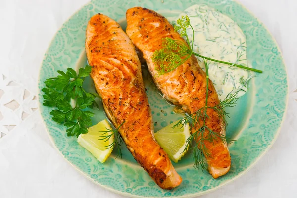 Жареное филе лосося с соусом — стоковое фото